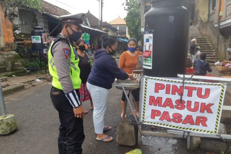 Puluhan Personel Polres Bangli Disiplinkan Masyarakat di Pasar Kidul Untuk Patuhi Protokol Kesehatan