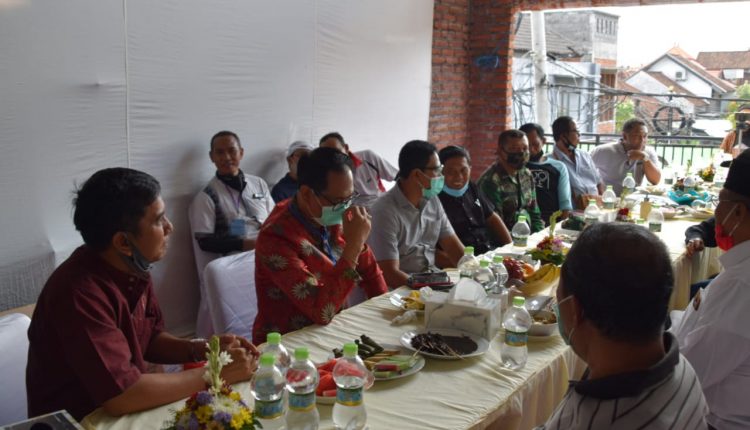 Dalam penyerahan hewan kurban tersebut, Pemerintah Kabupaten Badung diwakili oleh Wakil Bupati I Ketut Suiasa, didampingi Kapolres Badung AKBP Roby Septiadi, SIK dan Ketua DPRD kab. Badung Dr. Drs. I Putu Parwata.Mk, MM