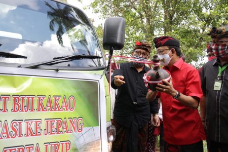 Pulihkan Ekonomi Bali, Gubernur Koster Lepas Ekspor Kakao Fermentasi 10 Ton ke Osaka, Jepang