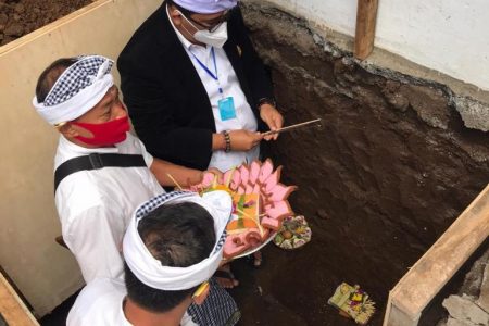 Wabup Sanjaya Letakkan Batu Pertama Pembangunan Gedung Serbaguna Br. Adat Jambe Baleran