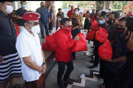 Wawali Jaya Negara Salurkan Sembako kepada Pekaseh, Pecalang, dan Kadus/Kaling