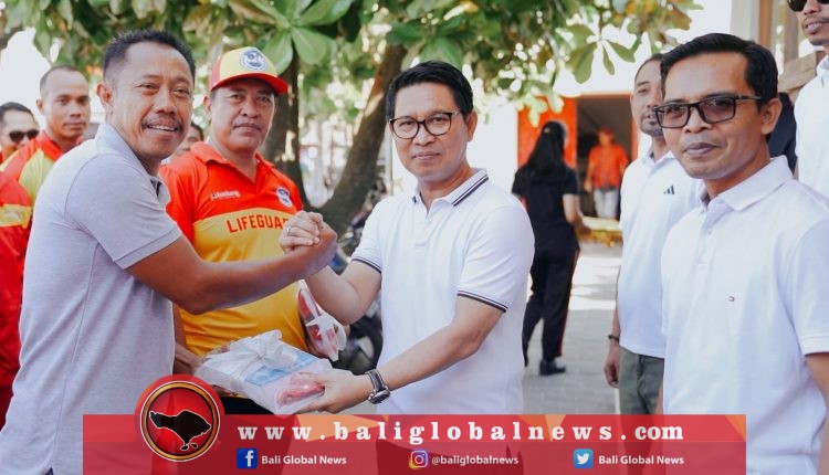 Baliglobalnews/ist Sekda Wayan Adi Arnawa menyerahkan 2 unit jet ski kepada Balawista Badung di Pantai Kuta, Minggu (24/12/2023).