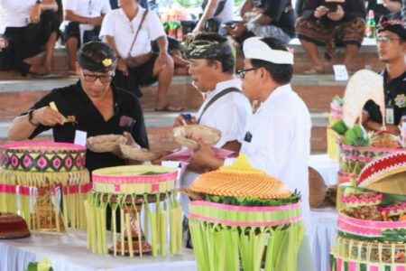 Pecalang Banjar Se-Desa Adat Kesiman Ikuti Lomba Ngelawar Sambut Tradisi Ngerebong, Sekda Alit Wiradana Tinjau Langsung Kegiatan